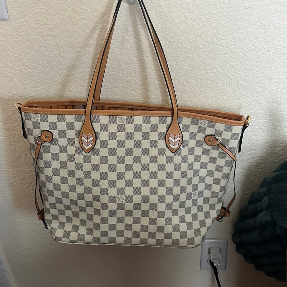 White signature inspired all leather bag!